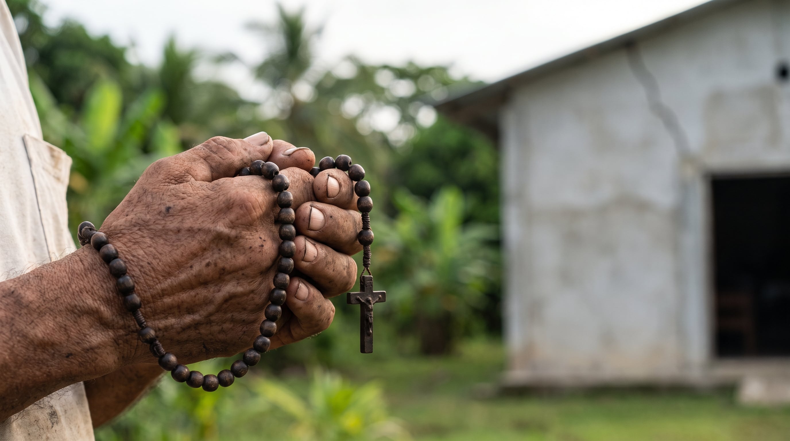 Un residente sostiene un rosario de madera durante una oración al aire libre en Tonosí, Panamá, tras un sismo. (Imagen Ilustrativa Infobae)