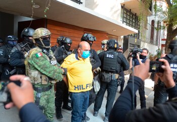 Policías federales custodian el sitio