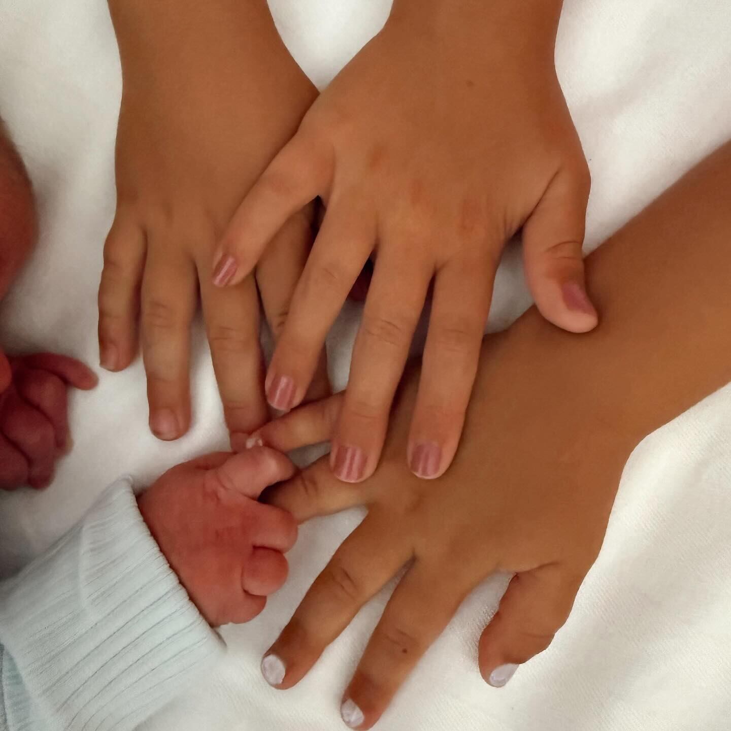 Las manos de los cuatro hijos de Antoine Griezmann y Erika Choperena. (Instagram)