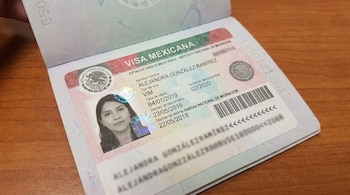 Primer plano de una visa mexicana en un pasaporte abierto, mostrando la foto de una mujer, su nombre y la información del visado.
