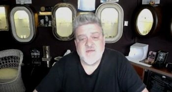Para reunir diez mil dólares y financiar su viaje a Italia, Melo organizó rifas de piezas propias y venta de comidas con la ayuda de su familia y alumnos (captura de video)