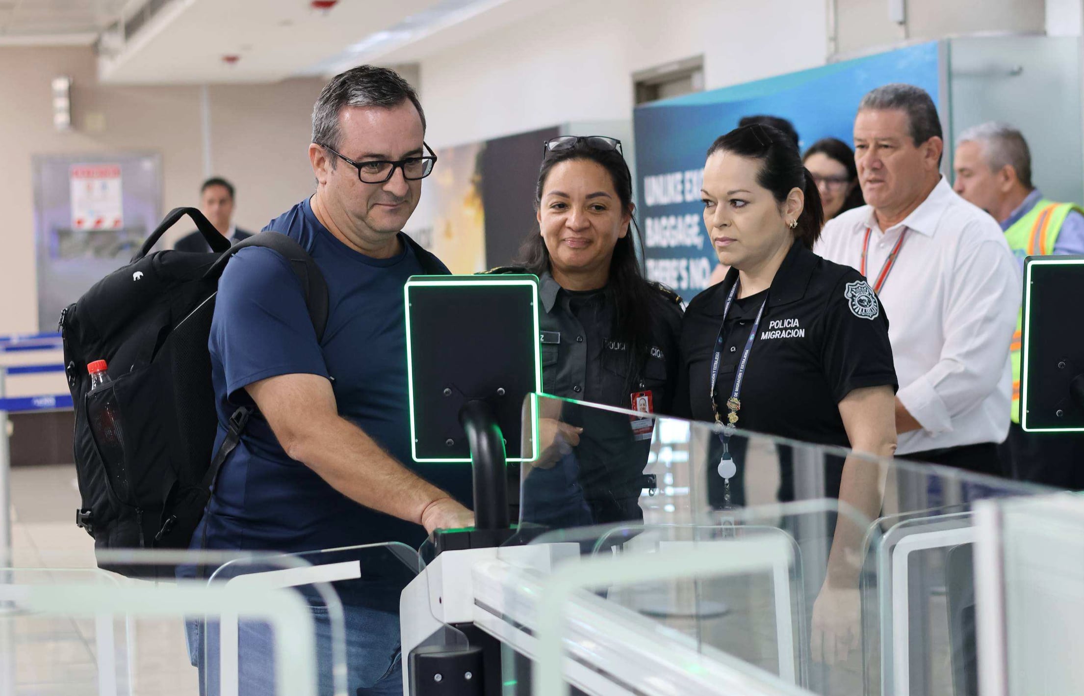 Los equipos están disponibles inicialmente para costarricenses mayores de edad que cuenten con pasaporte biométrico vigente y cumplan los requisitos de Migración. Crédito: AERIS