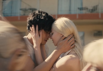 Anya Taylor-Joy y Charles Melton en el video musical de los Rolling Stones