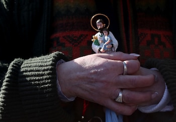 La oración para pedirle trabajo a San Cayetano pide intercesión ante la falta de empleo, la escasez económica y la necesidad de sostén para el hogar (REUTERS/Agustin Marcarian)