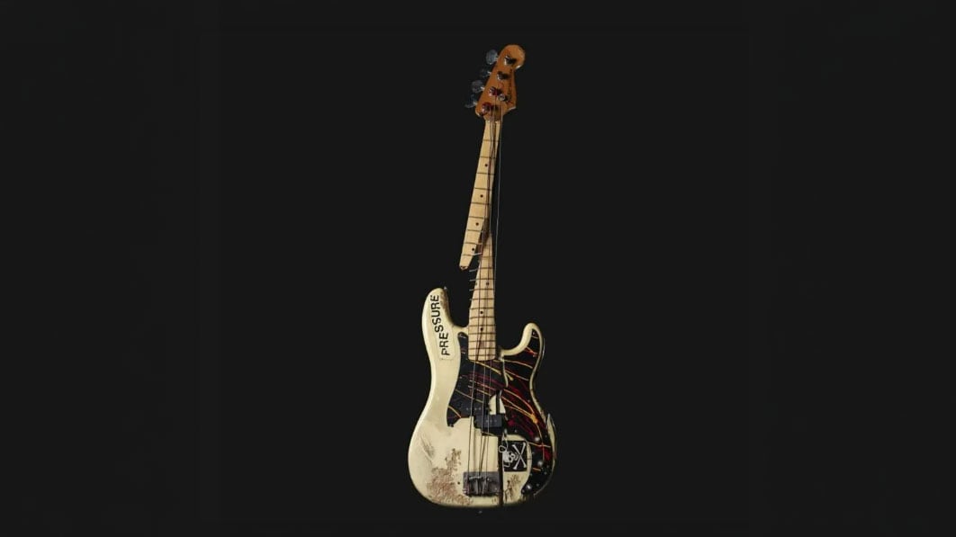 Bajo Fender Precision destrozado en la mítica tapa de