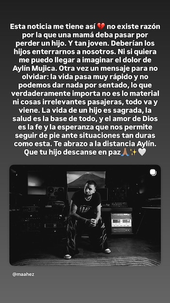Texto blanco sobre fondo oscuro con un mensaje. Debajo, fotografía en blanco y negro de un hombre sentado en un estudio con equipo de audio y una pantalla grande con una montaña