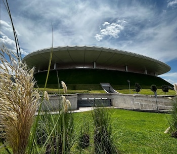 La inversión para modernizar el Estadio Akron supera los 250 millones de pesos e involucra mejoras en sostenibilidad ambiental, seguridad laboral, servicios y experiencia del aficionado. (X/ @Chivas)