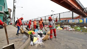 Trabajadores municipales recogen los residuos