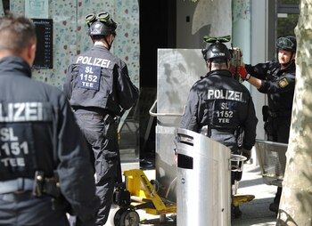 Agentes de policía aseguran pruebas