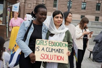 La ganadora del premio Nobel de la Paz, Malala Yousafzai, asiste a una protesta de "Fridays For Future" en Estocolmo, Suecia. 10 de junio de 2022. REUTERS/Philip O'Connor
