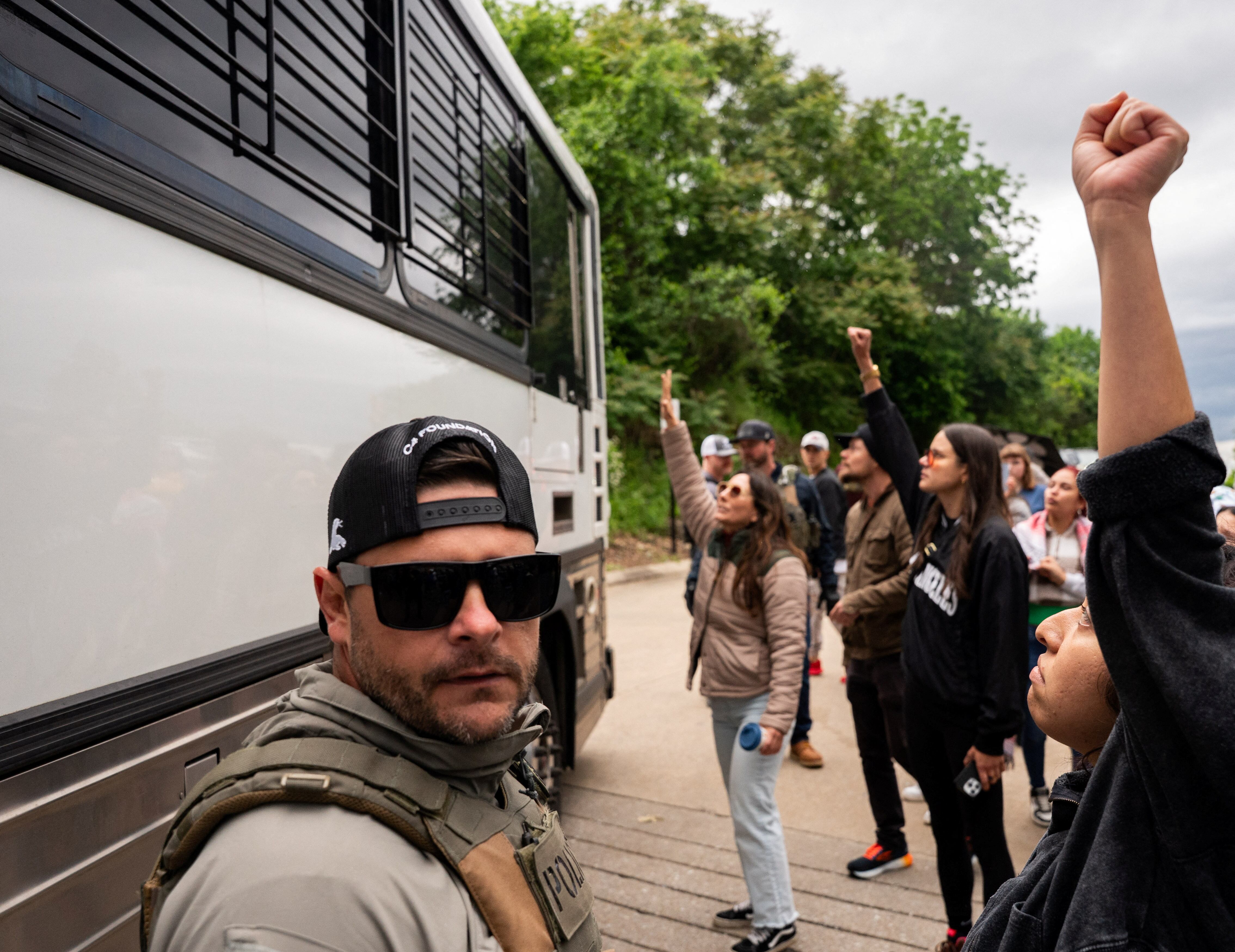 Protestas masivas en varias ciudades rechazan la política migratoria del gobierno de Trump. (REUTERS/Seth Herald)
