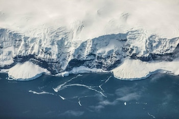 El hielo antártico se encuentra con la costa rocosa. Rastrearon las características desde el escarpe costero de dos kilómetros de altura de la Tierra de la Reina Maud hasta las montañas subglaciales de Gamburtsev, (MAtt Palmer)