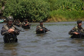 FOTO DE ARCHIVO: Soldados guatemaltecos patrullan la frontera con México como parte de la operación Anillo de Fuego, que busca fortalecer el control fronterizo, en la desembocadura del río Suchiate en Ocos, Guatemala, el jueves 13 de marzo de 2025. (Foto AP/Moisés Castillo)