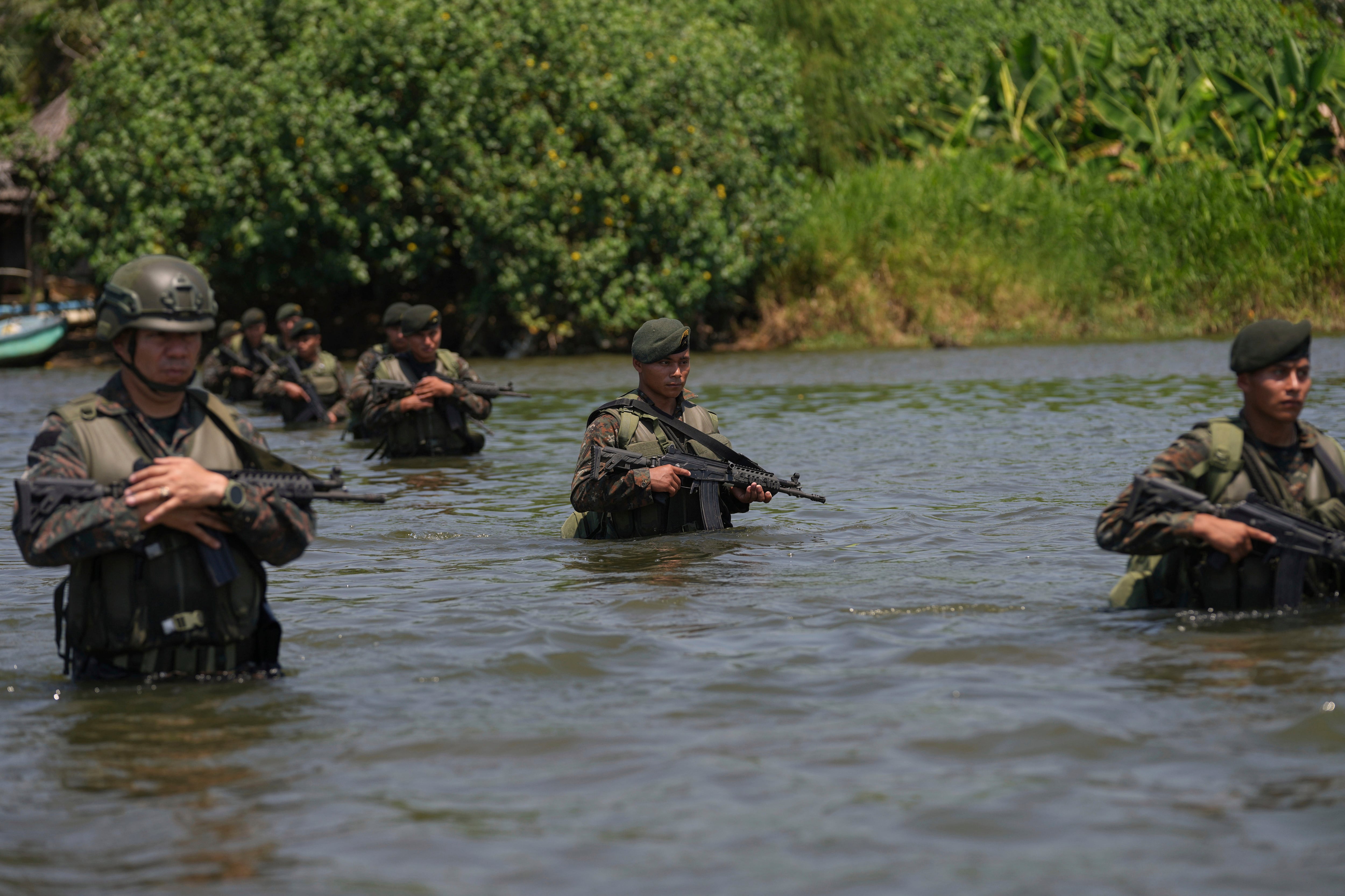 FOTO DE ARCHIVO: Soldados guatemaltecos patrullan la frontera con México como parte de la operación Anillo de Fuego, que busca fortalecer el control fronterizo, en la desembocadura del río Suchiate en Ocos, Guatemala, el jueves 13 de marzo de 2025. (Foto AP/Moisés Castillo)