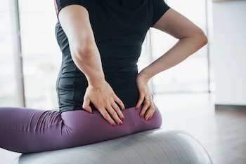 Una mujer con dolor de cabeza (Magnific)