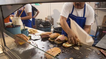 Mujer se intoxicó tras comer