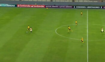 Alex Valera provocó expulsión de rival a los 24 minutos.