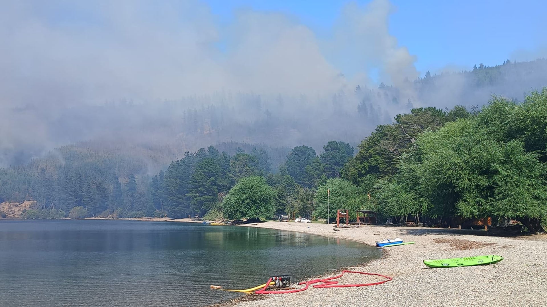 El humo se asoma sobre las playas de los espejos de agua de la zona de Comarca Andina