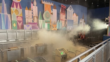 Una batería portátil de celular de un visitante habría provocado un incendio en Disney World