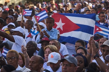 Personas asisten a la celebración del 65 aniversario de la proclamación de la Revolución Cubana, el jueves 16 de abril de 2026, en La Habana (AP Foto/Ramón Espinosa)