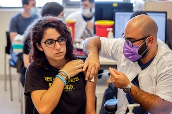 La FDA otorgó la autorización de emergencia para usar la vacuna Pfizer en el grupo de edad joven el 11 de mayo (REUTERS/Amir Cohen)