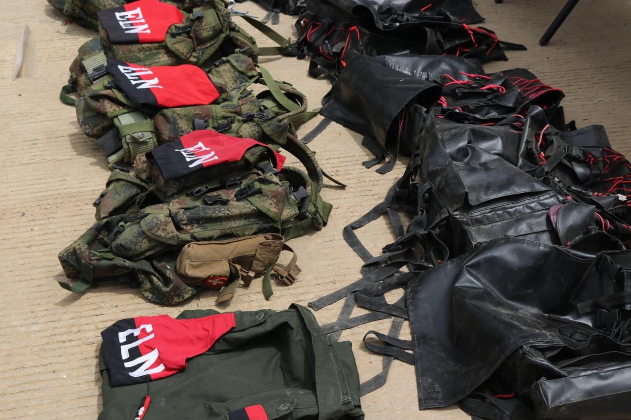 Según el Ministerio de Defensa, durante las operaciones fueron neutralizados dos presuntos integrantes del ELN y se incautaron aproximadamente 1,5 toneladas de explosivos y 440 granadas adaptadas para ser lanzadas desde drones - crédito MinDefensa