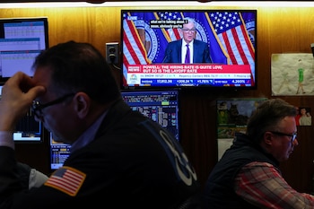 Wall Street culminó la jornada con fuertes bajas tras la decisión de la Reserva Federal de mantener estables las tasas de interés. (REUTERS/Brendan McDermid)