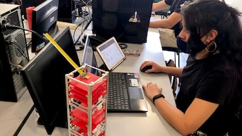 La salvadoreña Frida Alfaro lidera el desarrollo del CubeSat ATENEA, un satélite miniaturizado clave en pruebas tecnológicas para Artemis II. (Foto cortesía Ministerio de Relaciones Exteriores de El Salvador)