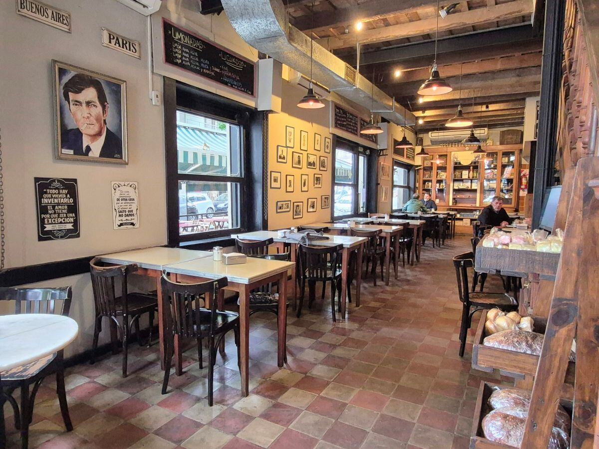 Entre los elementos que evocan al escritor hay fotografías; una acuarela de René Heisecke basada en el célebre retrato que Sara Facio le hizo en 1967; dos murales del artista plástico Ricardo Villar; pizarras con citas extraídas de sus textos; y una rayuela en la pared