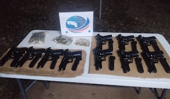 Las autoridades localizaron cuatro pistolas en el bolso de la mujer y otras seis armas entre las pertenencias de su acompañante. Crédito: MSP