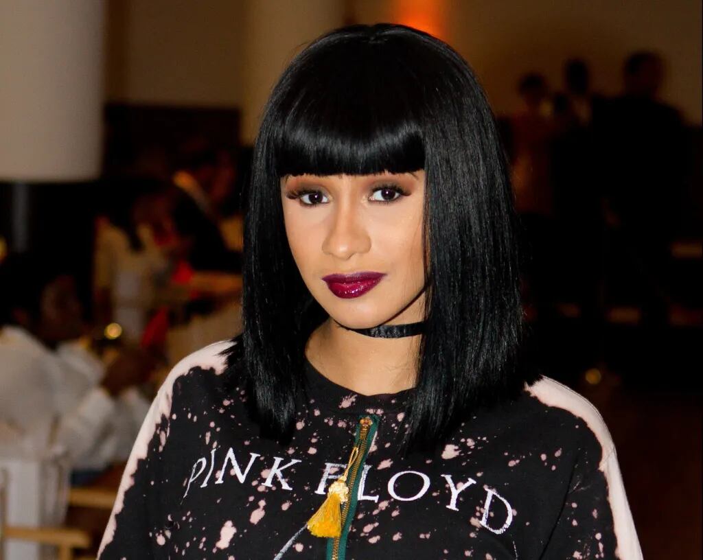 Cardi B combina moda y actitud en su estilo personal, ahora trasladado a los anuncios del transporte público.