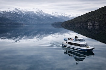 Un catamarán viaja en un lago