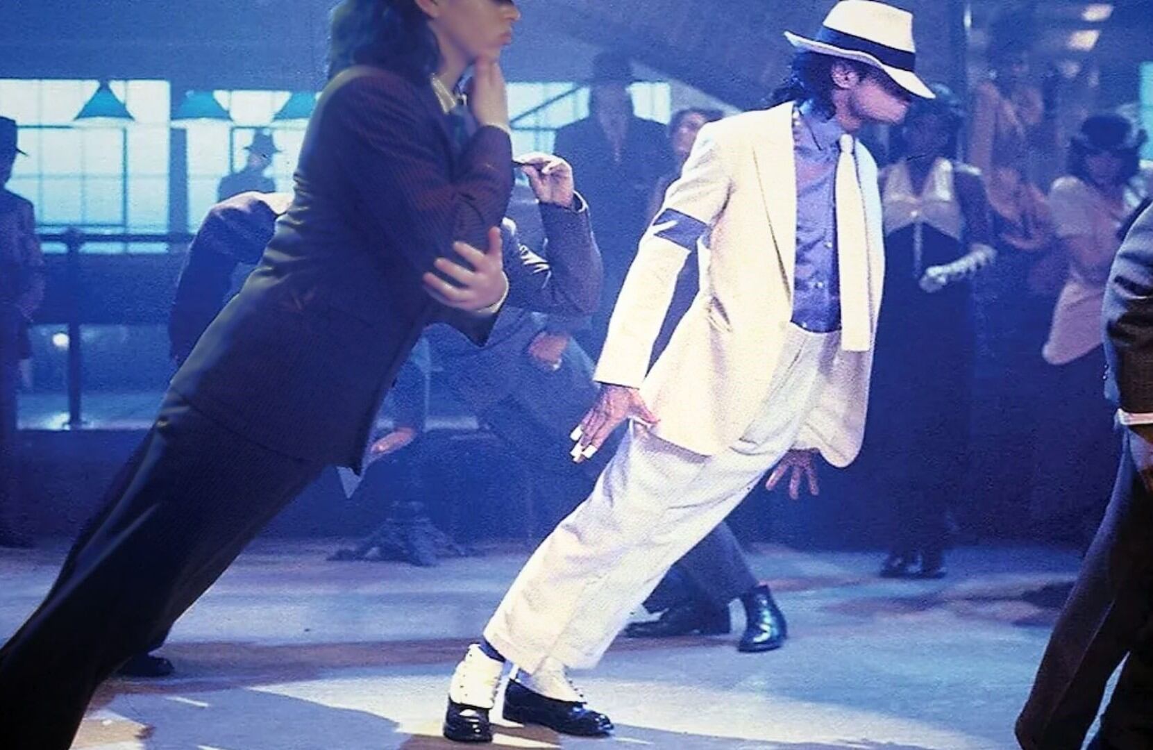 Michael Jackson desafió la gravedad con su icónico paso de Smooth Criminal, inclinándose 45 grados sin caer (Captura de video)