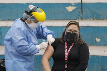 14/09/2020 Campaña de vacunación contra la gripe en Perú, en el marco de la crisis sanitaria provocada por la COVID-19.
POLITICA SUDAMÉRICA PERÚ LATINOAMÉRICA INTERNACIONAL
MARIANA BAZO / ZUMA PRESS / CONTACTOPHOTO