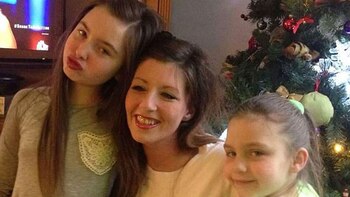 Judy con sus dos hijas