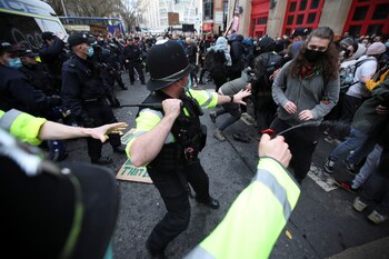 Represión en Bristol (Reuters)