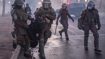 El parlamento de Chile debate un polémico proyecto que indultaría a los detenidos por incidentes durante la revuelta social de 2019