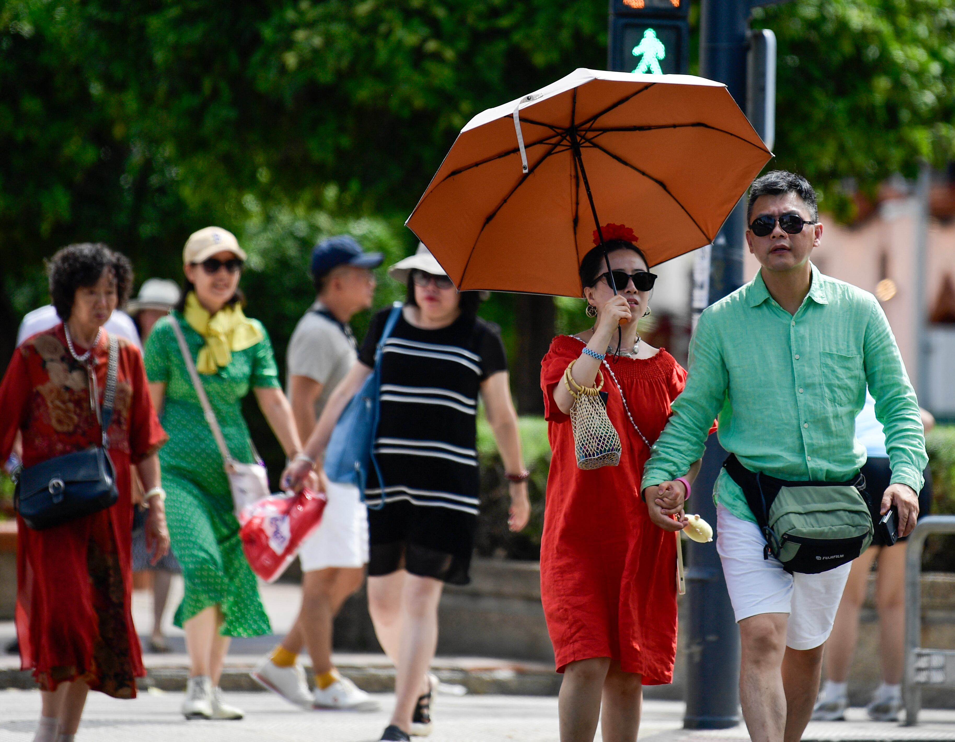 Personas con paraguas en Sevilla