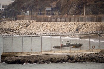 02/01/2026 Una patrulla del Servicio Marítimo de la Guardia Civil rescata a un migrante avistado frente a la playa del Tarajal, a 2 de enero de 2026, en Ceuta (España). El hombre, ataviado con un neopreno se encontraba a unas tres millas de distancia cuando fue avistado por la Guardia Civil y ha sido entregado a la gendarmería marroquí al otro lado de la valla.
POLITICA
Antonio Sempere - Europa Press