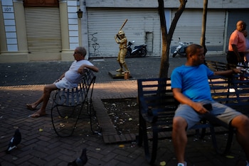 Un hombre se para en