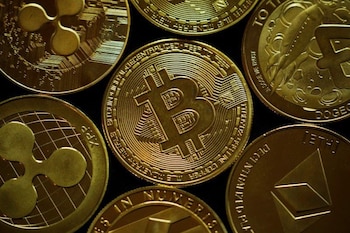 Representaciones físicas de varias criptomonedas. (REUTERS/Edgar Su)