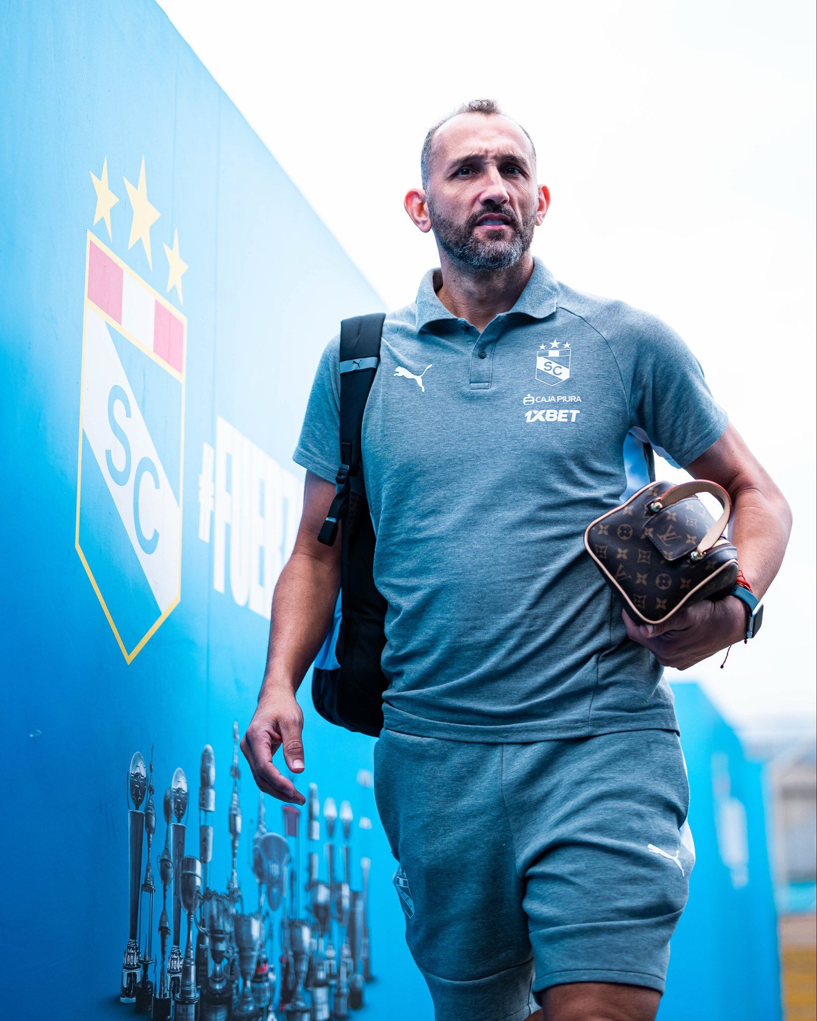 Los jugadores de Sporting Cristal en su ingreso al estadio Alberto Gallardo para el duelo con Juan Pablo II. - créditos: Sporting Cristal