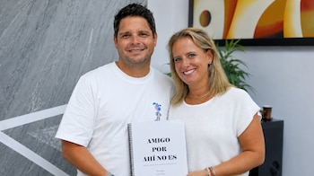 Gian Piero Díaz y Rossana Fernández-Maldonado interpretan a una pareja de padres en la comedia “Amigo, por ahí no es”, película que explora los desafíos familiares en la era digital.