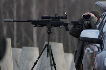 ARCHIVO - Un soldado observa