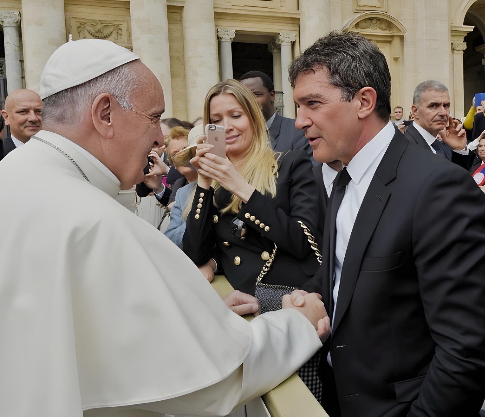 El actor Antonio Banderas, junto al papa Francisco en el año 2016 cuando agradeció su labor en la Fundación Lágrimas y Favores (X)