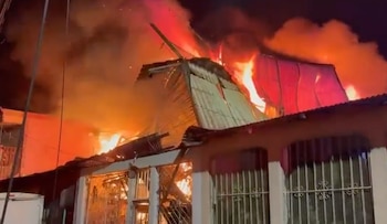 El incendio ocurrió durante la madrugada en Villa Esperanza de Pavas y afectó dos estructuras utilizadas como viviendas. Crédito: Cuerpo de Bomberos Costa Rica