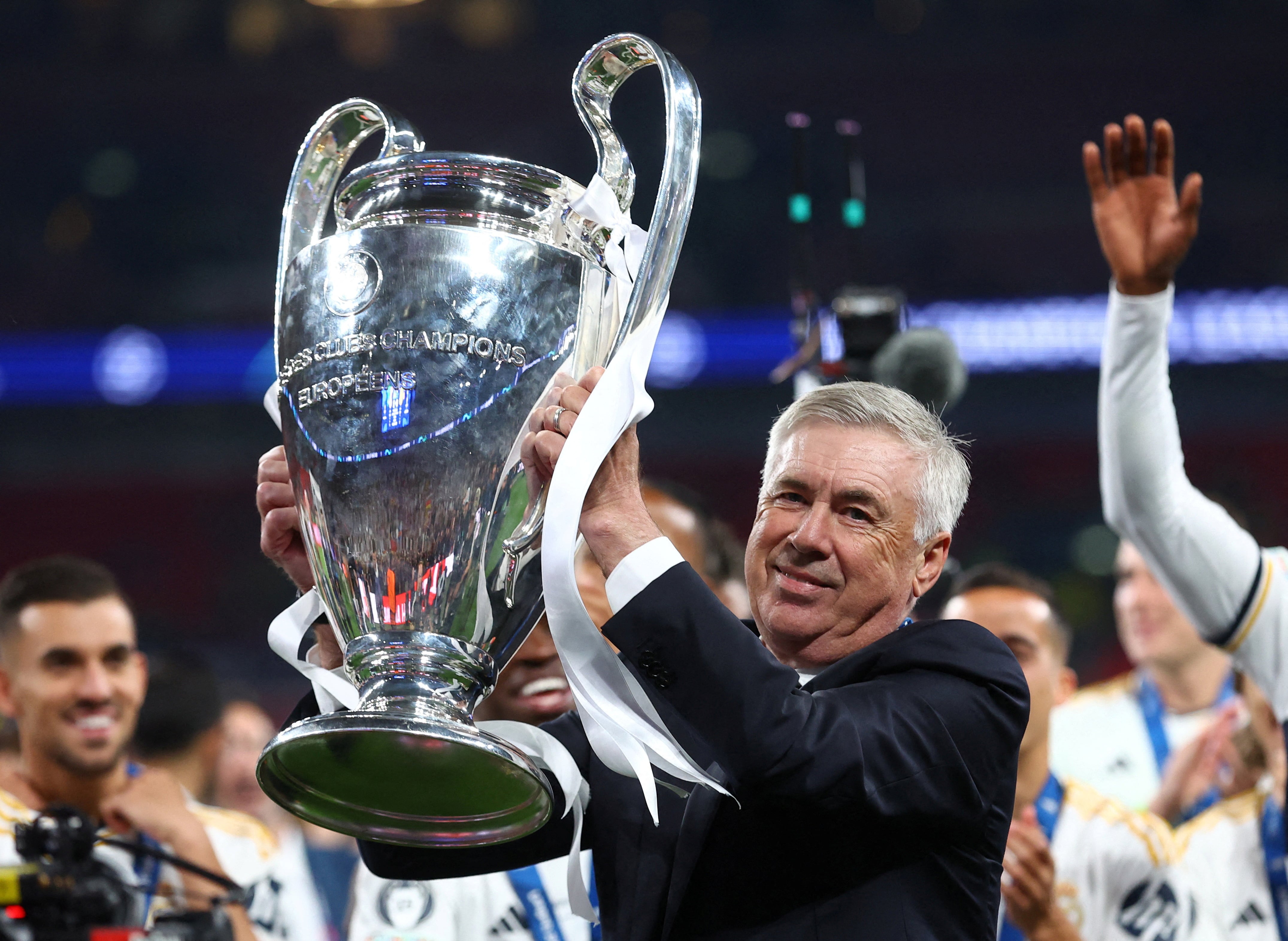Carlo Ancelotti con la copa de la Champions de 2024 (REUTERS/Carl Recine)