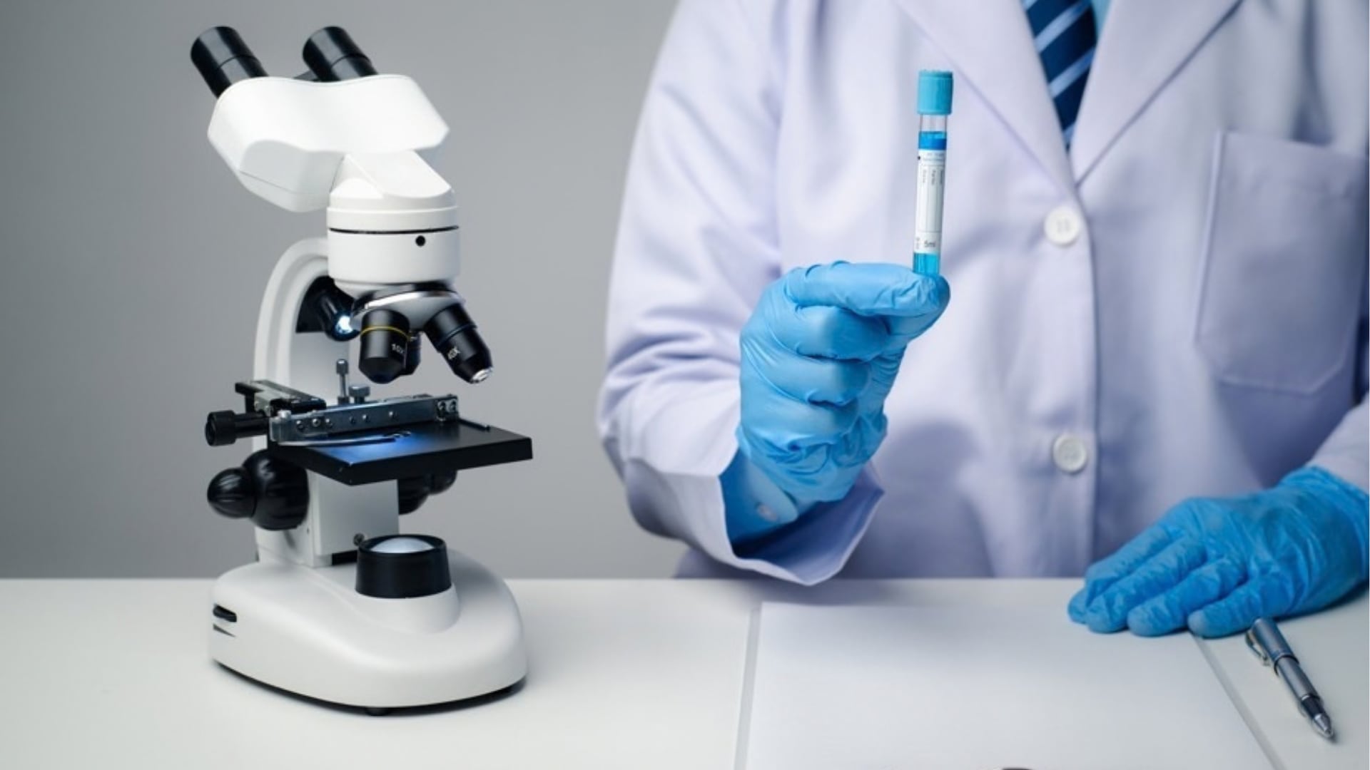 Un especialista en salud reproductiva evalúa muestras de laboratorio para diagnosticar el factor masculino en los problemas de fertilidad de las parejas.
