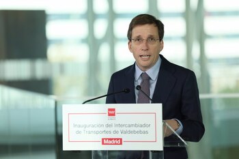 El alcalde de Madrid, José Luis Martínez- Almeida, interviene durante la inauguración del intercambiador de transportes de Valdebebas, a 17 de diciembre de 2024, en Valdebebas, Madrid (España). (Isabel Infantes / Europa Press)