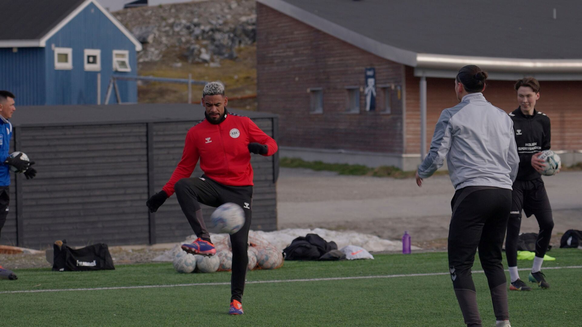 Patrick Frederiksen, capitán de la selección nacional de Groenlandia, patea el balón durante un entrenamiento en el estadio Nuuk, Groenlandia, el martes 17 de junio de 2025. (Foto AP/Kwiyeon Ha)